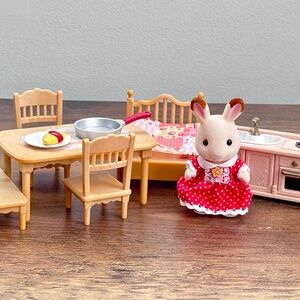 CALICO CRITTERS Cozy Cottage Starter Home Sylvanian Families Rabbit & Furniture